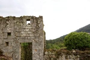 Ruins made with rocks found in the area, close to Fazenda Agrícola Prádio